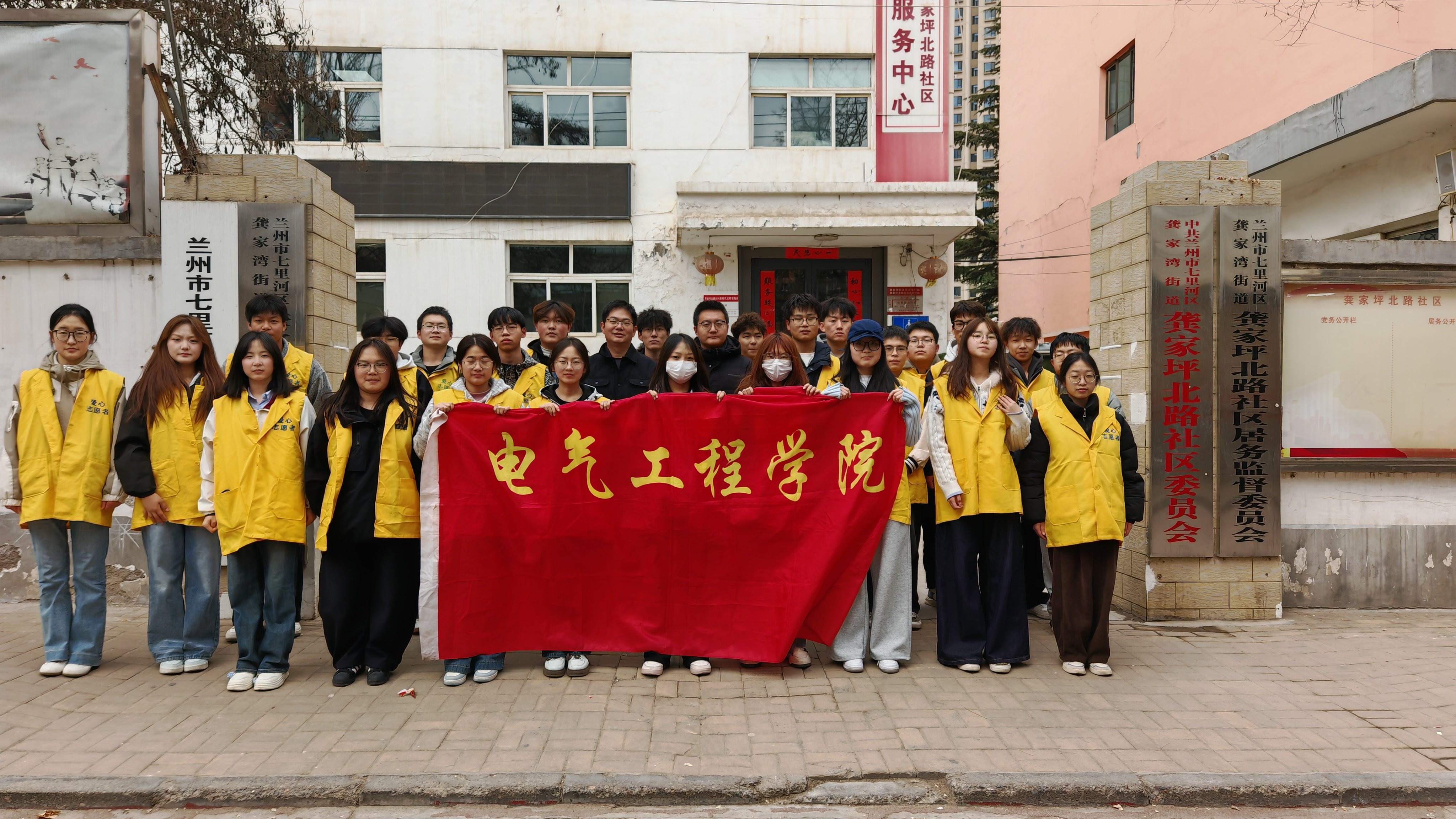 学院组织开展“双报到”暨“学雷锋”志愿服务活动