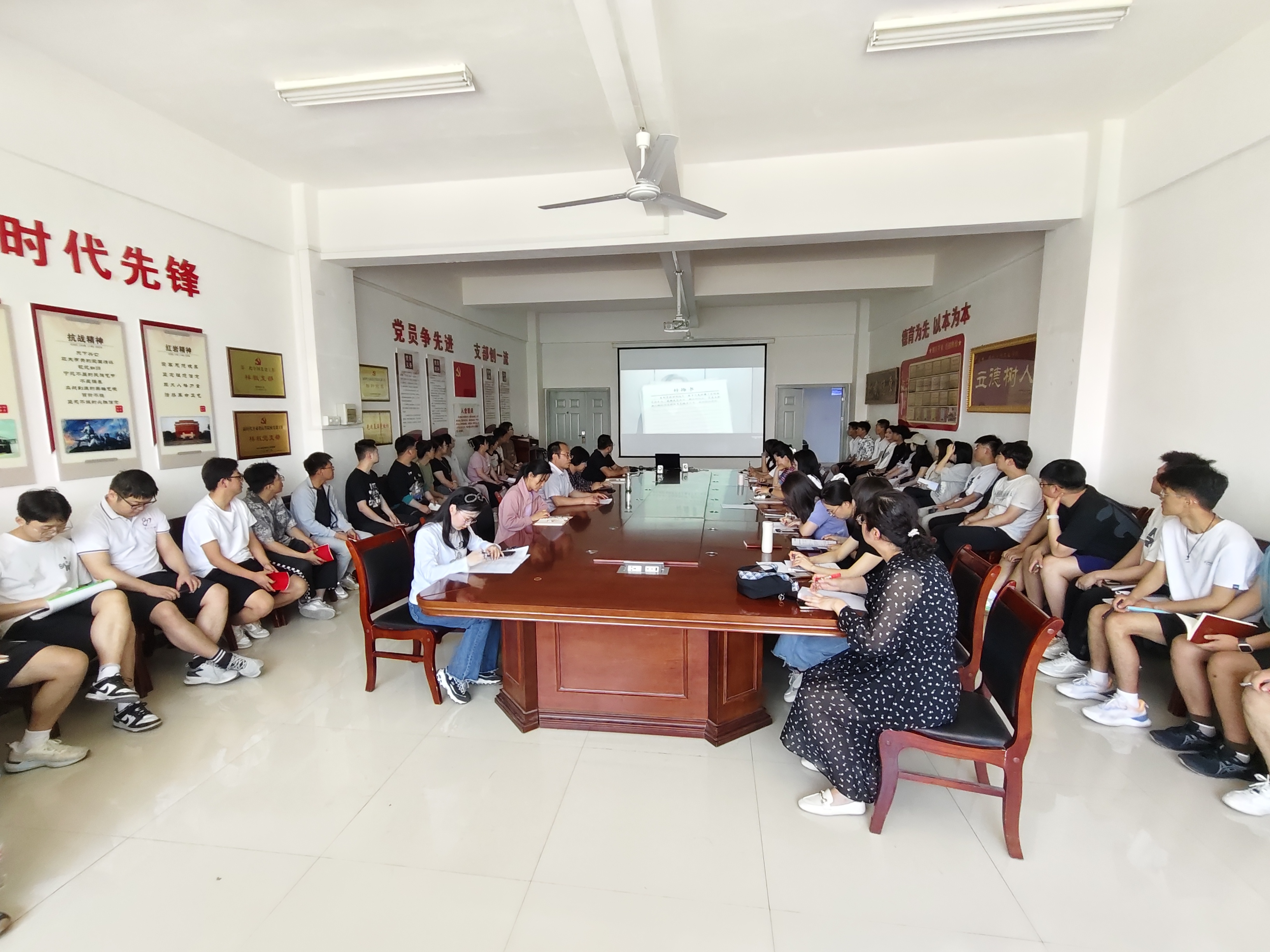 电气工程学院组织党员观看警示教育专题片